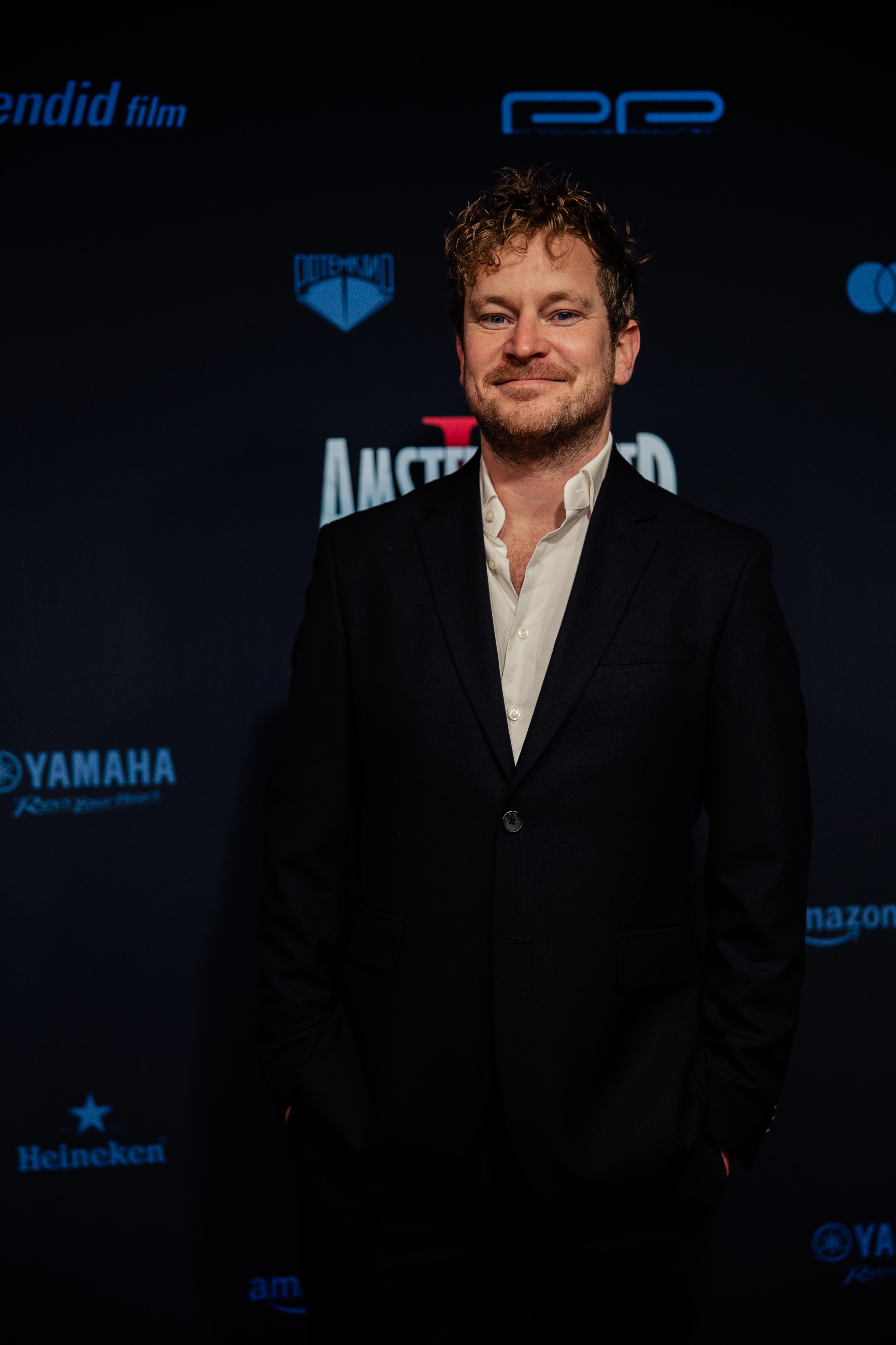 Tom Afman acterend op het podium